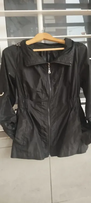 Chubasquero con capucha ajustable