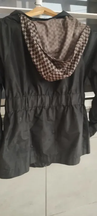 Chubasquero con capucha ajustable