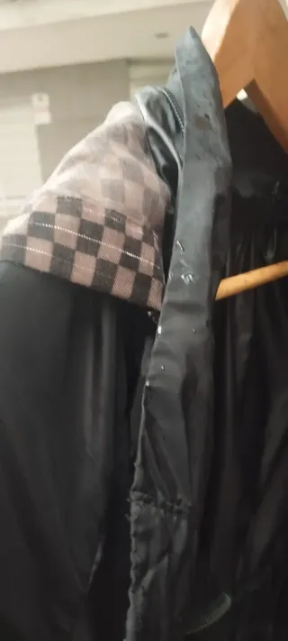 Chubasquero con capucha ajustable