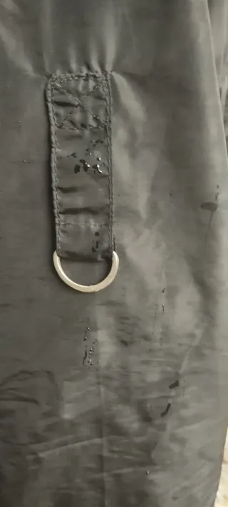 Chubasquero con capucha ajustable