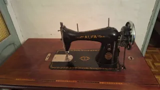 Máquina de coser antigua Alfa