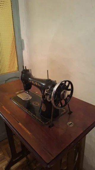 Máquina de coser antigua Alfa