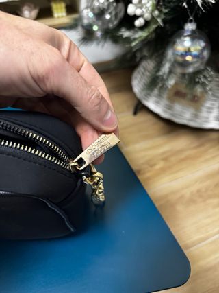 Borsa Paola Tienforti nera con dettagli oro