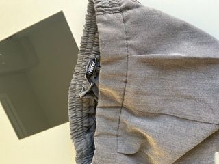 Pantalón gris Pull&Bear con raya lateral