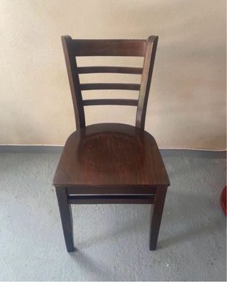 Sillas de madera oscura