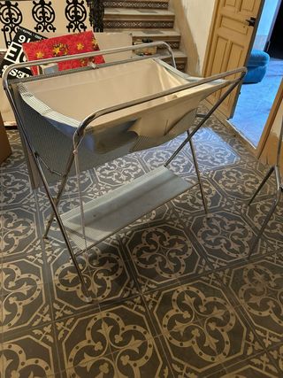 Vasca da bagno con fasciatoio in tessuto e metallo vintage