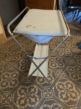 Vasca da bagno con fasciatoio in tessuto e metallo vintage