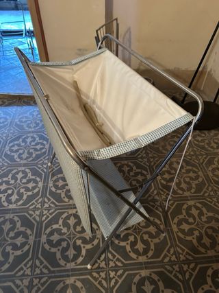 Vasca da bagno con fasciatoio in tessuto e metallo vintage