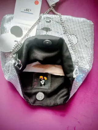 Bolso Mickey Metálico Plateado con cadena.