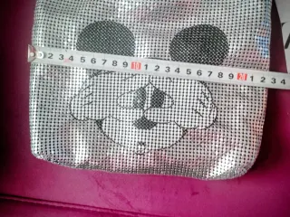 Bolso Mickey Metálico Plateado con cadena.
