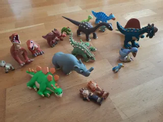 Muñecos dinosaurios con sus cuentos