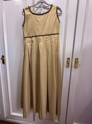 Vestido dorado largo con detalles