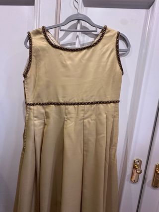 Vestido dorado largo con detalles