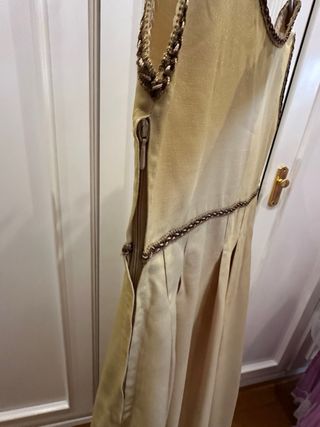 Vestido dorado largo con detalles