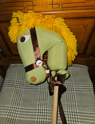 Caballo de juguete con palo
