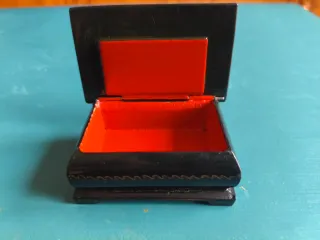 Cajita vintage rusa de madera lacada