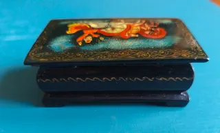 Cajita vintage rusa de madera lacada