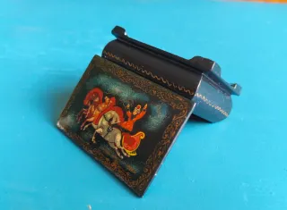 Cajita vintage rusa de madera lacada