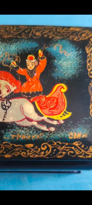 Cajita vintage rusa de madera lacada