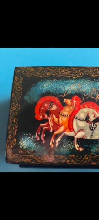 Cajita vintage rusa de madera lacada