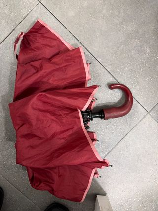 Paraguas rojo con mango curvo