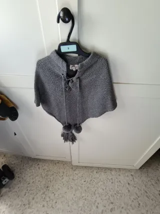 Poncho niña gris y otro caldera