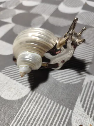 Caracol decorativo de metal mide 12 largo y 5 anch