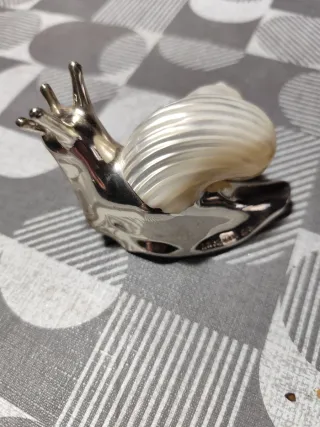 Caracol decorativo de metal mide 12 largo y 5 anch