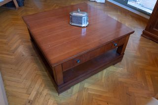 Mesa de centro de madera con detalles metálicos