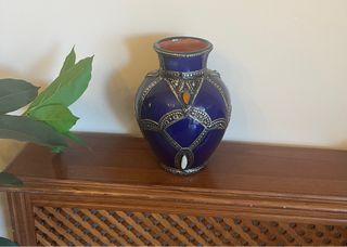 Jarrón de cerámica azul con detalles metálicos