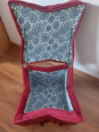 Puff vintage in velluto rosso con spazio di archiviazione