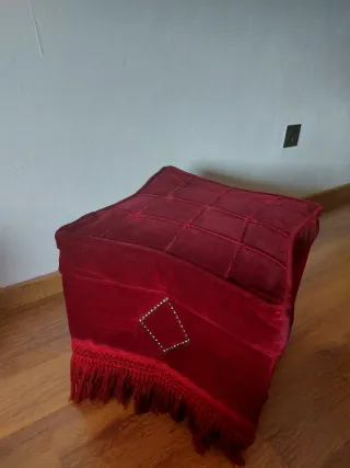 Puff vintage in velluto rosso con spazio di archiviazione