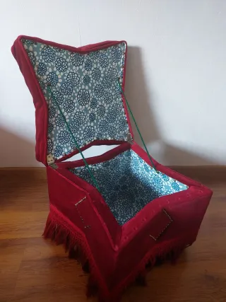 Puff vintage in velluto rosso con spazio di archiviazione