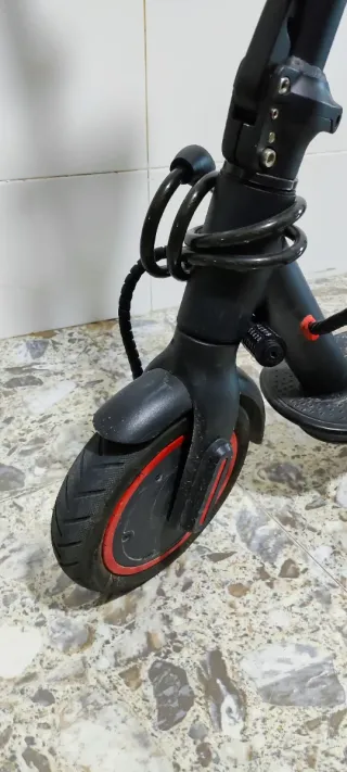 Patinete eléctrico negro