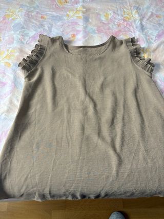 Blusa beige con volantes