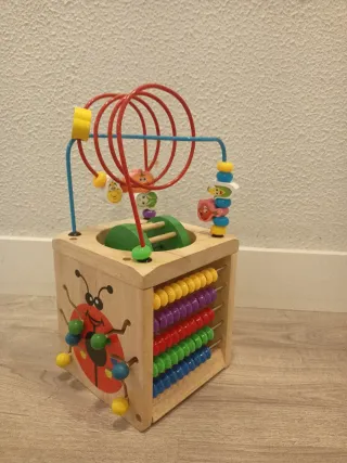 Cubo de actividades para bebés