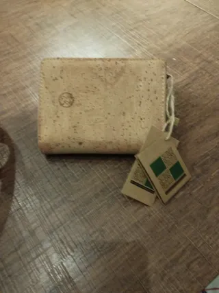 Billetera de corcho con estampado