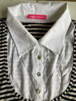 Blusa a rayas con cuello blanco