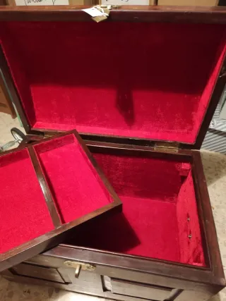 Baúl de madera con detalles dorados