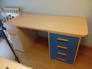 Escritorio madera azul y marrón