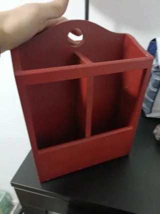 Organizador de cubiertos rojo de madera