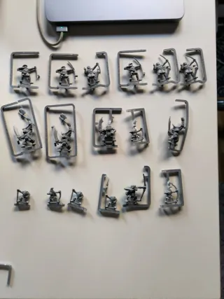 Figuras Warhammer 90s, orcos y enanos y arqueros