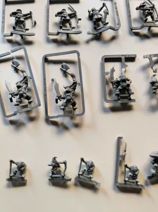 Figuras Warhammer 90s, orcos y enanos y arqueros