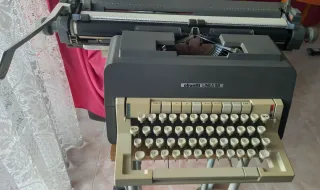 Máquina de escribir Olivetti LINEA 98 con soporte