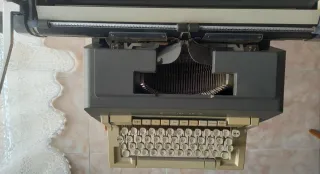 Máquina de escribir Olivetti LINEA 98 con soporte