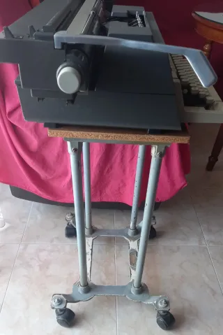 Máquina de escribir Olivetti LINEA 98 con soporte