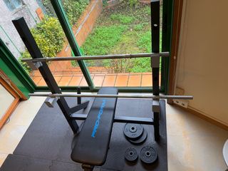 Banco de pesas con 50kg, barras y suelo