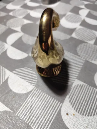 Cisne de latón decorativo