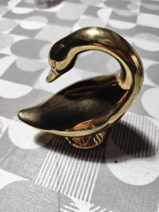 Cisne de latón decorativo