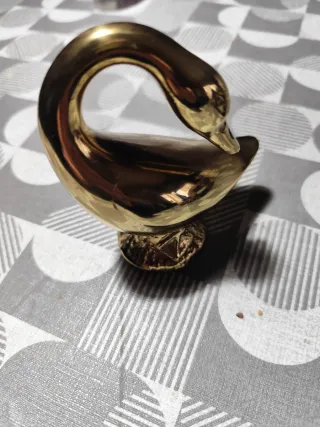 Cisne de latón decorativo
